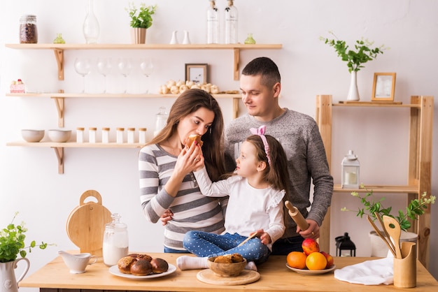 Famiglia felice facendo colazione con toast in cucina