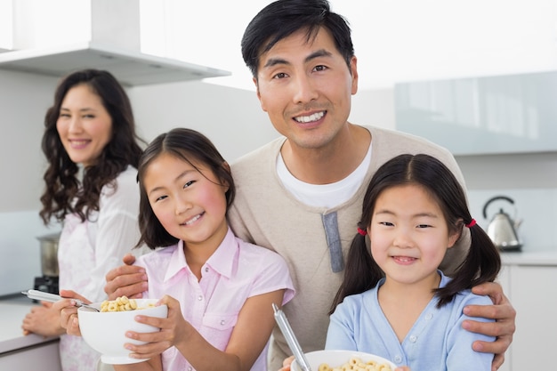 Famiglia felice facendo colazione in cucina