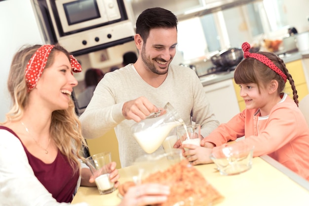 Famiglia felice facendo colazione in cucina