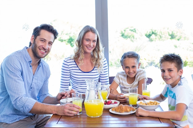 Famiglia felice facendo colazione insieme