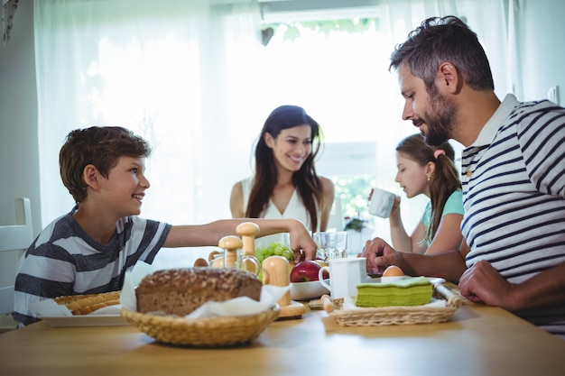 Famiglia felice facendo colazione