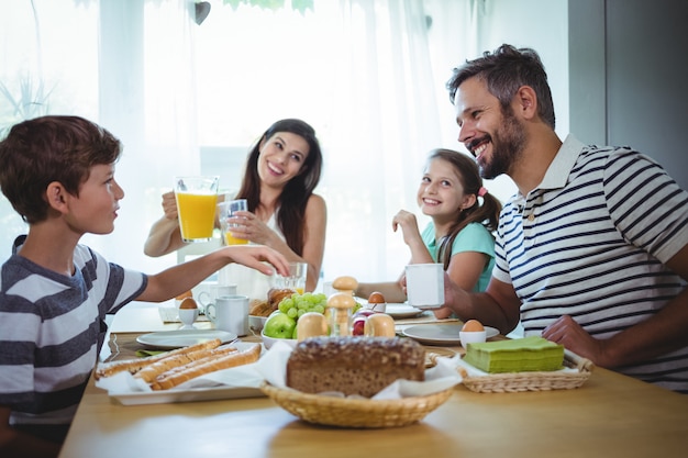 Famiglia felice facendo colazione