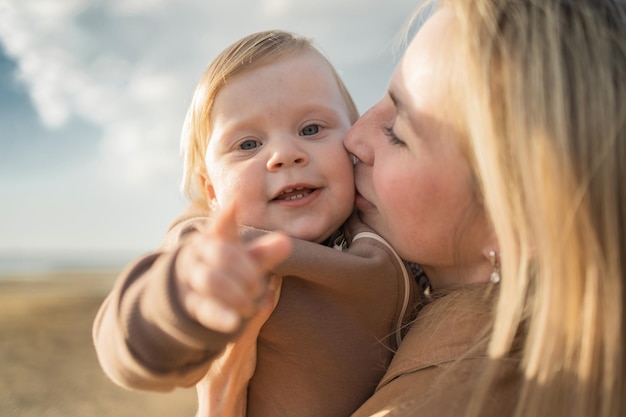 Famiglia felice genitori bambina sorridente passeggiata giocare in natura