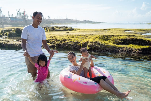 Famiglia felice giocando sulla spiaggia