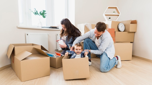 Famiglia felice godendo nella loro nuova casa