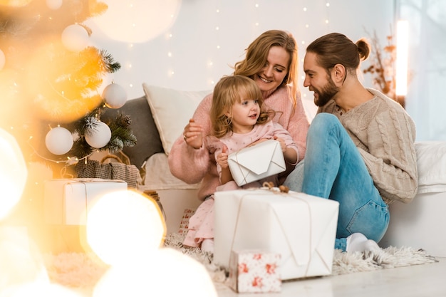 Famiglia felice guardando i regali di Natale