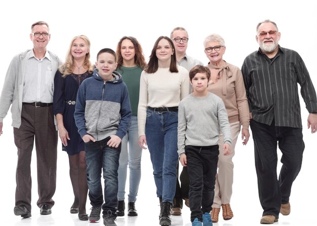 Famiglia felice in abiti casual che camminano in avanti