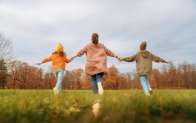 Famiglia felice in autunno a piedi