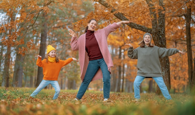 Famiglia felice in autunno a piedi