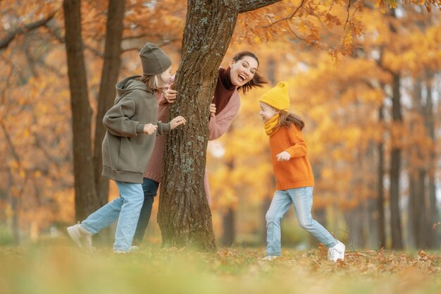 Famiglia felice in autunno a piedi