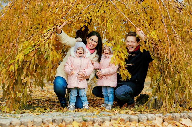 Famiglia felice in autunno nel parco.