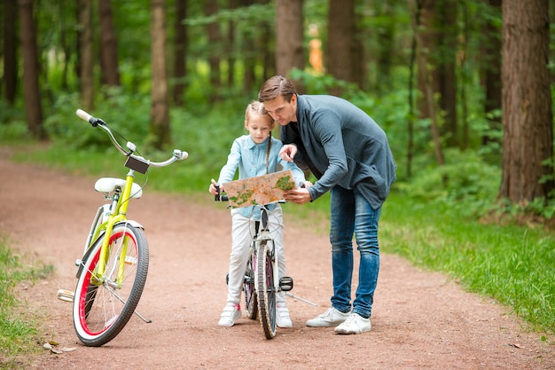 Famiglia felice in bicicletta all'aperto al parco