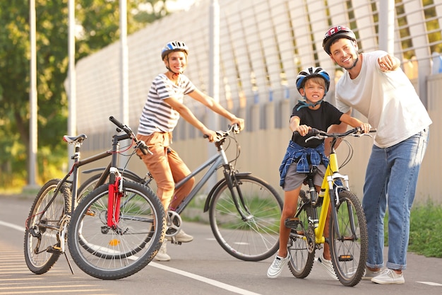 Famiglia felice in bicicletta all'aperto