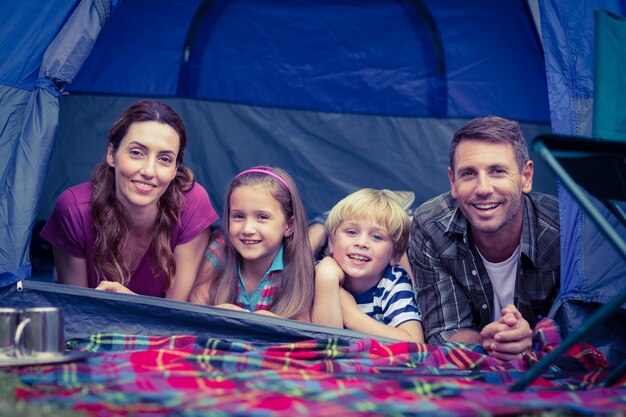 Famiglia felice in campeggio nel parco