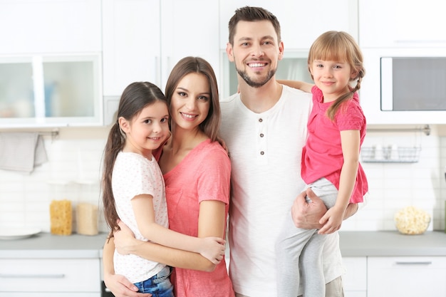 Famiglia felice in cucina a casa