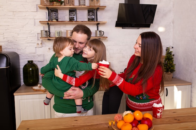 Famiglia felice in cucina in attesa di Natale a casa