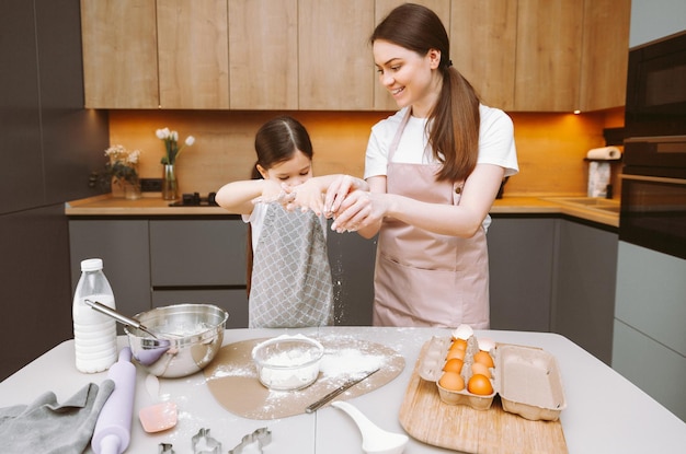 Famiglia felice in cucina madre e figlia preparano la pasta cuociono i biscotti Torta di Pasqua