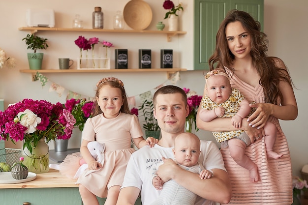 Famiglia felice in cucina