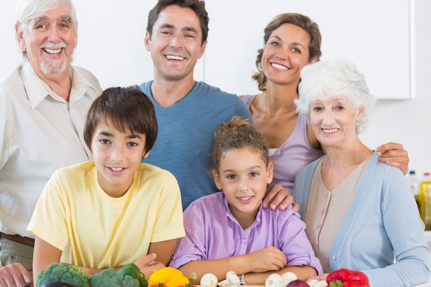 Famiglia felice in cucina