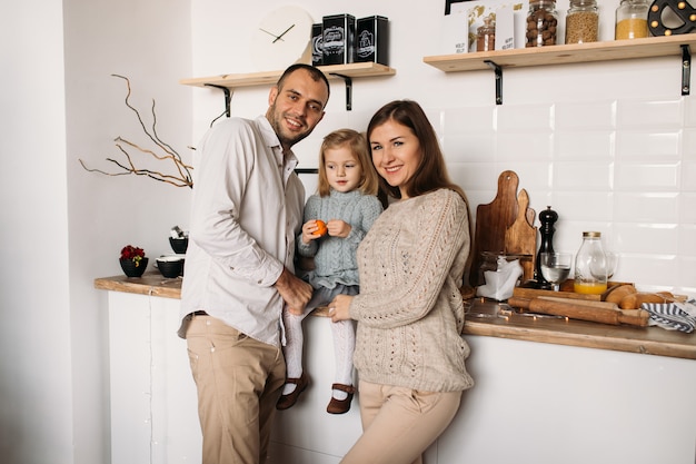 Famiglia felice in cucina.