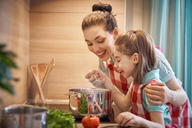 Famiglia felice in cucina.