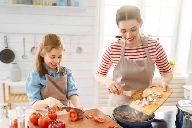 Famiglia felice in cucina.