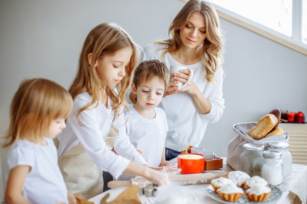 Famiglia felice in cucina.