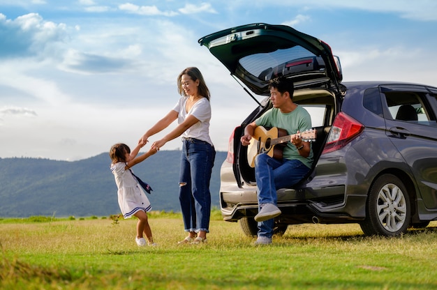 Famiglia felice in macchina in campagna