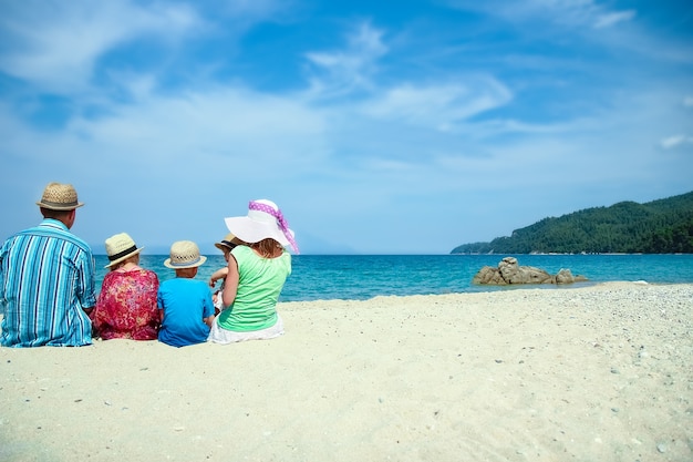 Famiglia felice in mare in grecia sullo sfondo della natura