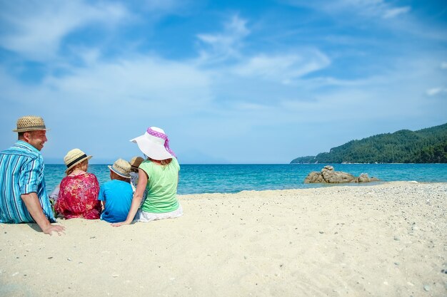 Famiglia felice in mare in grecia sullo sfondo della natura