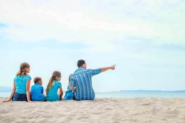 Famiglia felice in mare in grecia sullo sfondo della natura