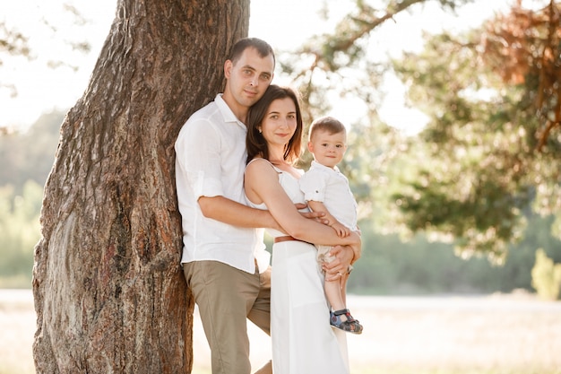 Famiglia felice in natura trascorrere del tempo insieme in una giornata estiva