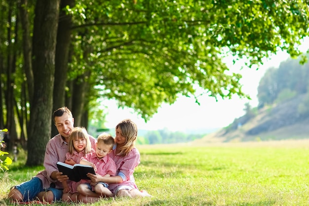 Famiglia felice in natura