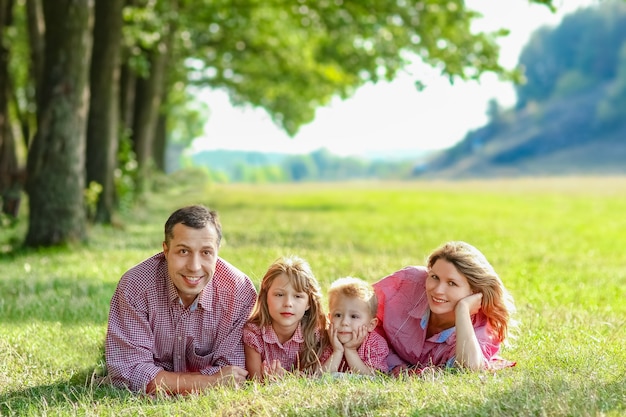 Famiglia felice in natura