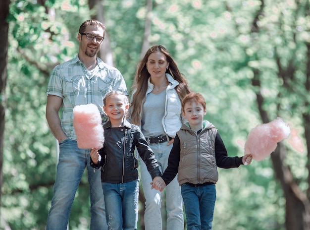 Famiglia felice in piedi nel parco cittadino