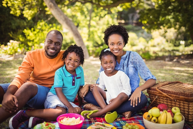 Famiglia felice in posa insieme