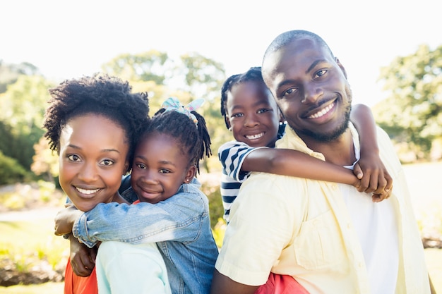 Famiglia felice in posa insieme