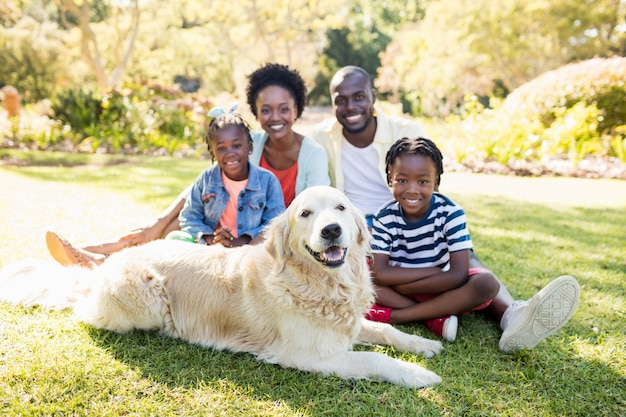 Famiglia felice in posa insieme