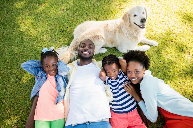 Famiglia felice in posa insieme