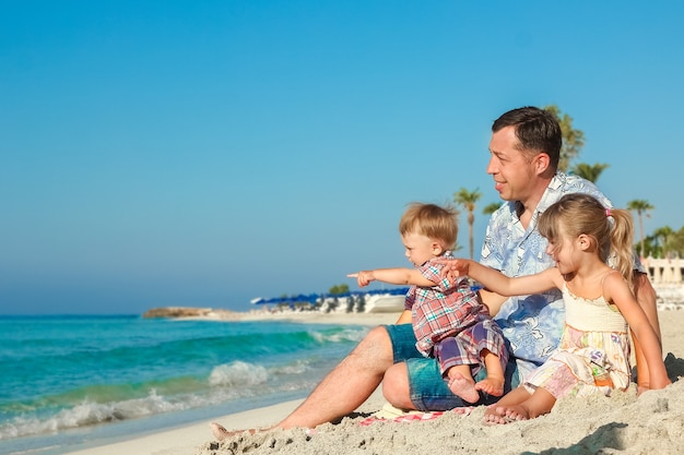 Famiglia felice in riva al mare all'aria aperta