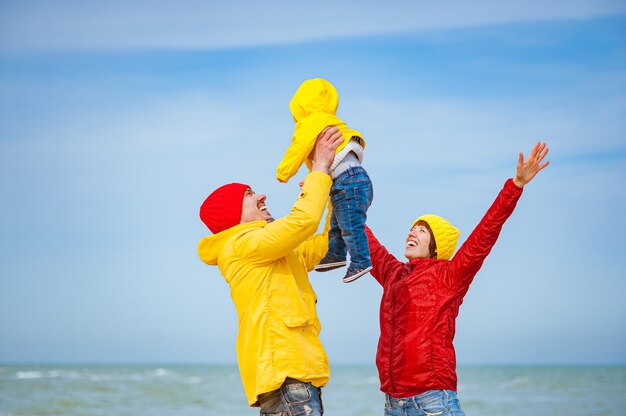 Famiglia felice in riva al mare in inverno