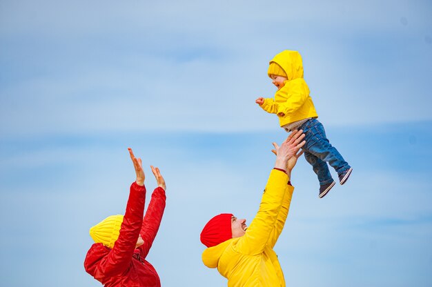 Famiglia felice in riva al mare in inverno