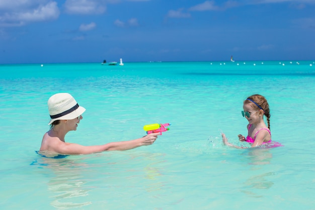 Famiglia felice in spiaggia tropicale divertendosi