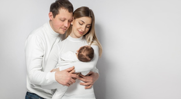 Famiglia felice in studio su sfondo bianco