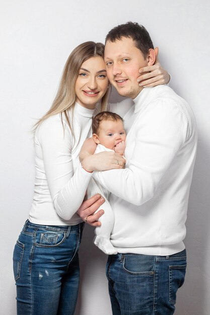 Famiglia felice in studio su sfondo bianco