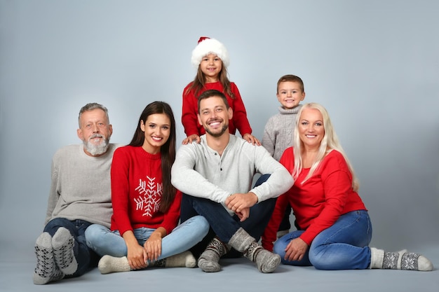 Famiglia felice in umore natalizio su sfondo chiaro