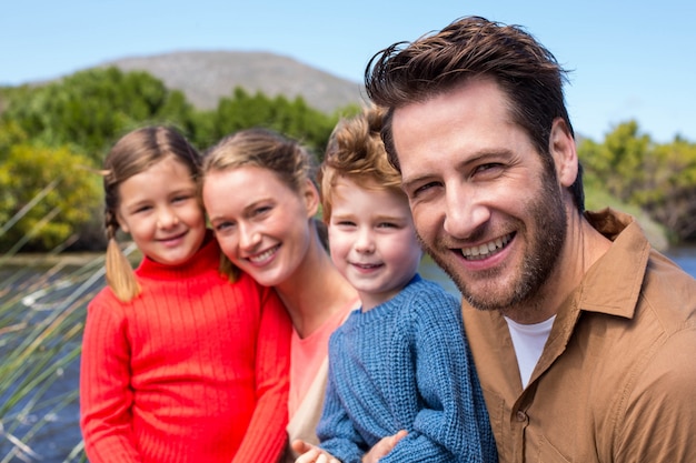 Famiglia felice in un lago