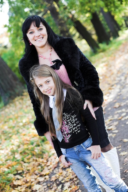 Famiglia felice in un parco autunnale