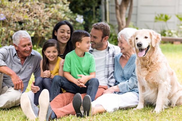 Famiglia felice in un parco