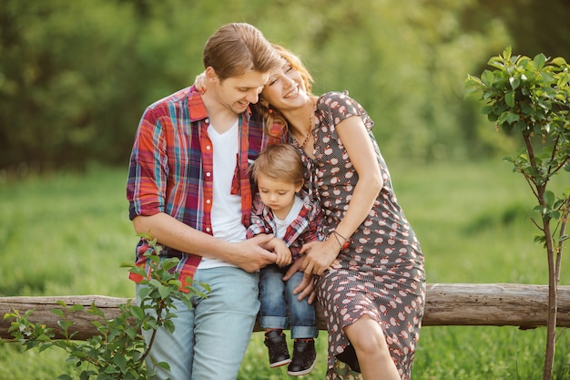 Famiglia felice in un parco